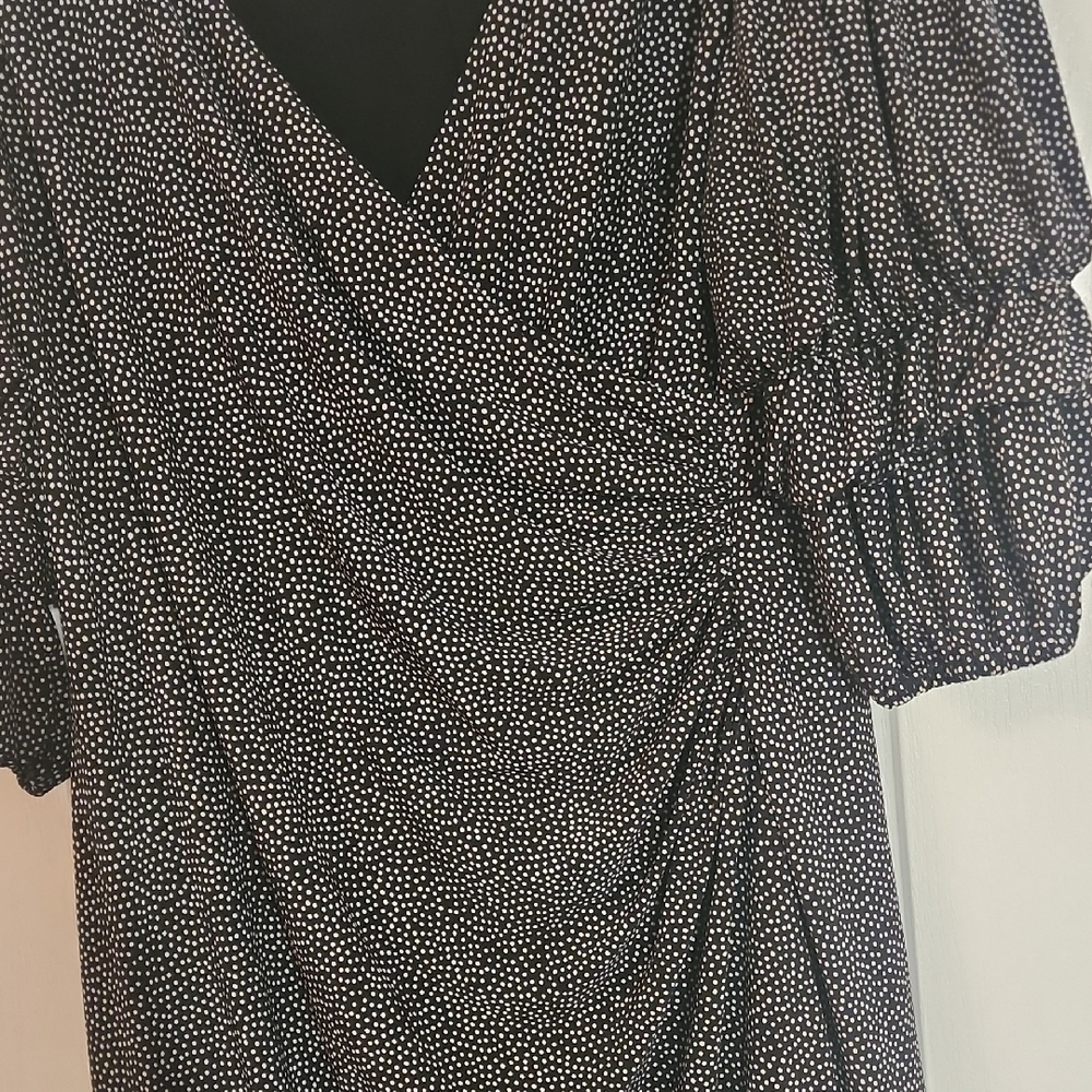Ralph Lauren Black and White  Dress very flattering -lined dress